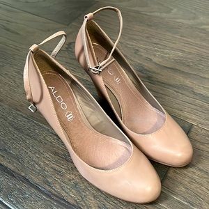 NWOT Aldo Taupe Wedges, Size 8